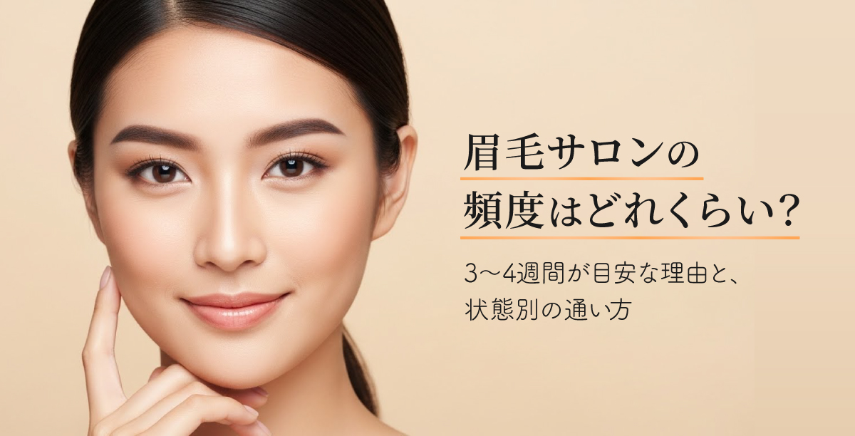 顔に手を添えて穏やかな笑みを浮かべる女性